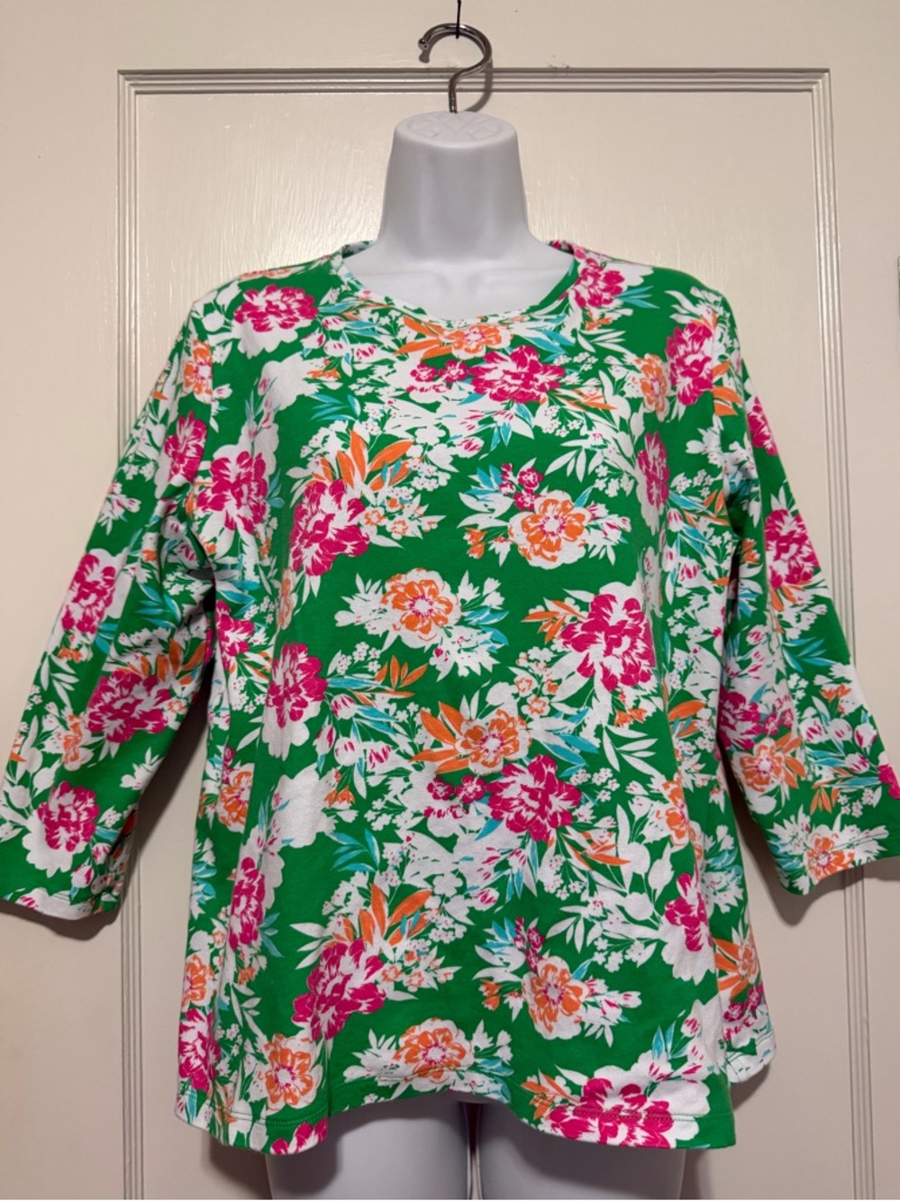 Kim Rogers Pullover Top
100% Perfectly Soft 
Green & Pink Floral 
Size Large